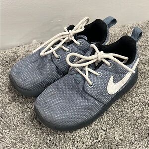 Kids Gray Nike Roshe sneakers size 10C